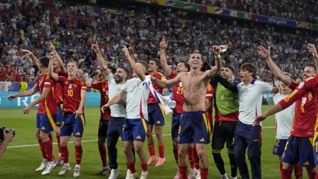 En cuatro minutos, España le dio vuelta el partido a Francia y clasificó a la final de la Eurocopa