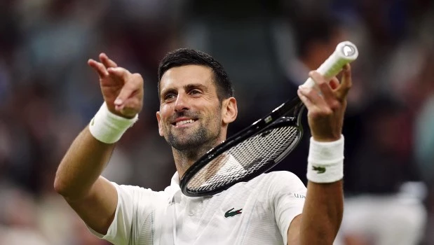 Djokovic es semifinalista en Wimbledon tras el retiro del australiano De Miñaur 