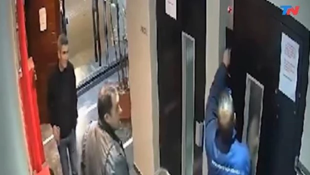 La Plata: diez jóvenes debieron ser rescatados al quedar atrapados en un ascensor con capacidad para cuatro personas