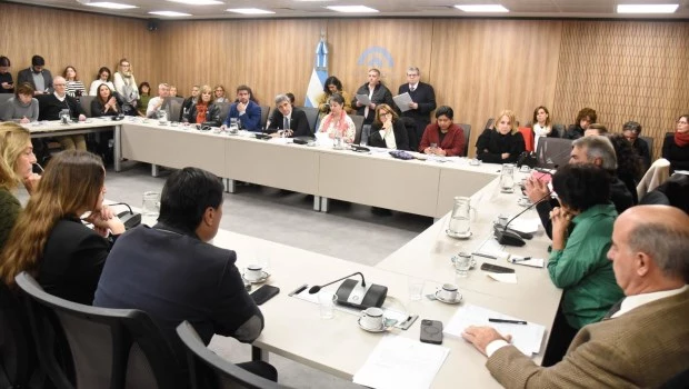 Buscan convertir en ley un Plan que promociona el aborto entre adolescentes