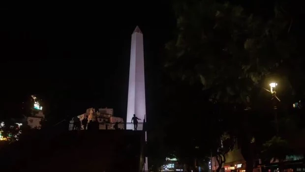 Un joven murió al caer de un cartel en la zona del Obelisco