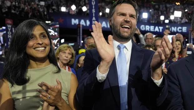 El senador por Ohio JD Vance, candidato republicano a la vicepresidencia, y su esposa Usha Chilukuri Vance llegan a la Convención Nacional Republicana en el Fiserv Forum.