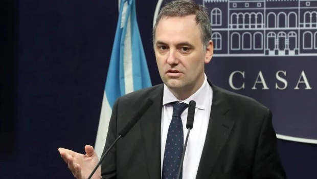 Adorni: "No nos importa el valor del dólar ni el riesgo país"