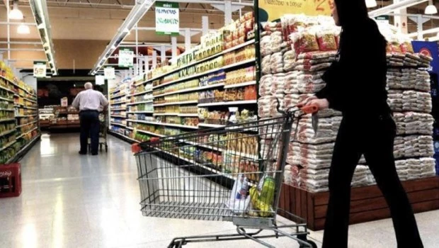El consumo en supermercados y autoservicios cayó en junio 12,5% en comparación con 2023