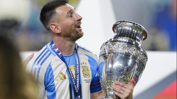 El Gobierno pidió que Messi y "Chiqui" Tapia se disculpen por los cantos racistas, pero luego se retractó