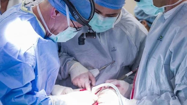 Realizan el primer trasplante de laringe total en un paciente con cáncer activo