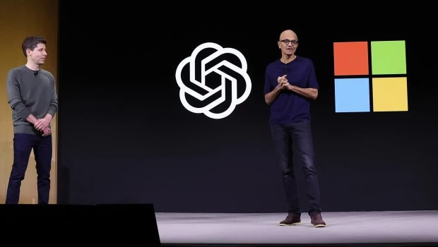 El factotum de OpenAI, Sam Altman, a la izquierda, se ve en el escenario junto al director general de Microsoft, Satya Nadella, en la primera conferencia de desarrolladores de OpenAI