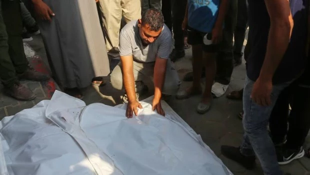 Al menos 30 muertos tras un bombardeo en un hospital de campaña en Gaza
