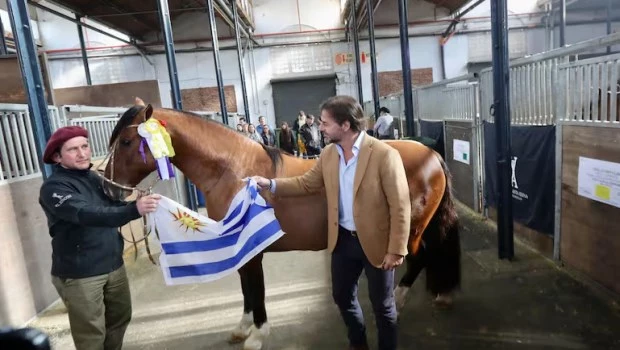 Lacalle Pou destaca el sindicalismo agropecuario al visitar la Rural