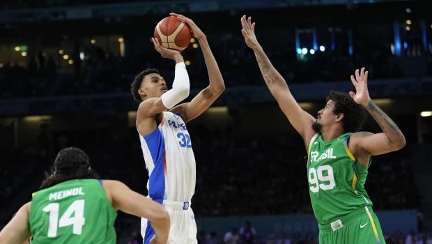 Wembanyama hace delirar al público y lidera el triunfo de Francia ante Brasil