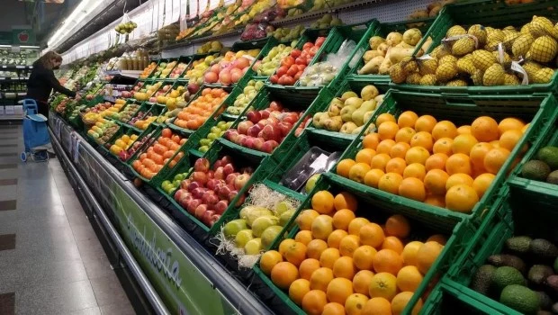 Los precios de los alimentos aumentaron casi un 4% en julio por el impulso de las subas en verduras