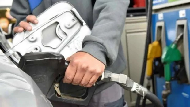 En agosto se vienen aumentos en prepagas, peajes, telefonía celular y naftas