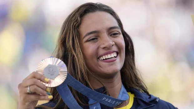 La brasileña Rayssa Leal, de 16 años, logra el bronce en skateboarding y hace historia 