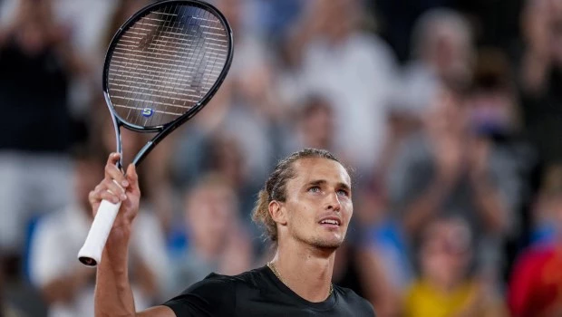 Zverev, defensor del oro en Tokio, avanzó con comodidad a la segunda ronda