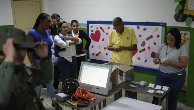 La oposición denunció irregularidades en el conteo y reclama a Maduro la difusión de resultados