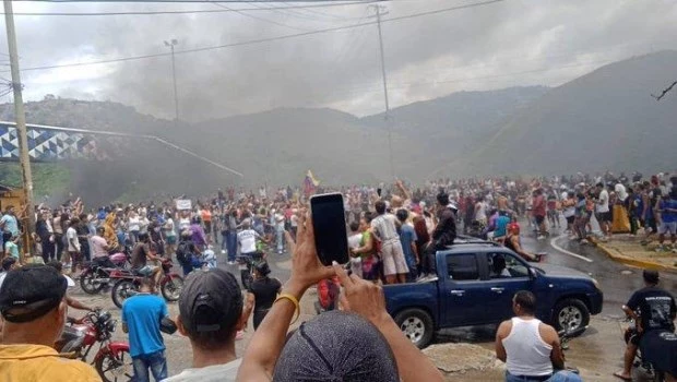 Cacerolazos y protestas en las calles de Venezuela tras las elecciones que proclamaron a Maduro