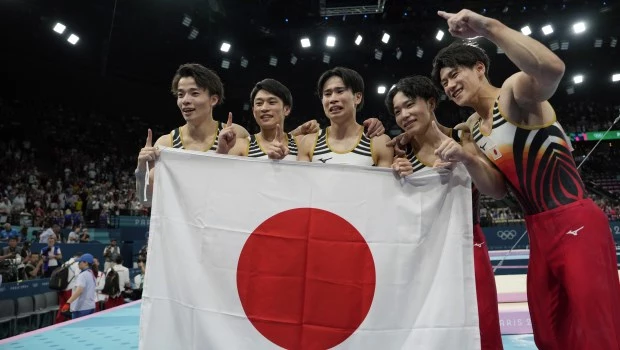 Japón gana el oro por equipos masculinos de gimnasia artística