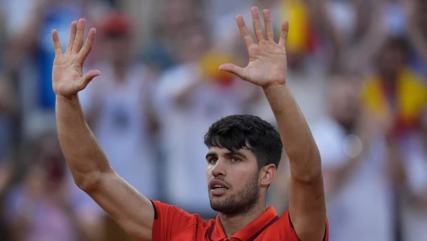 Alcaraz se instaló en octavos de final pese a problemas físicos