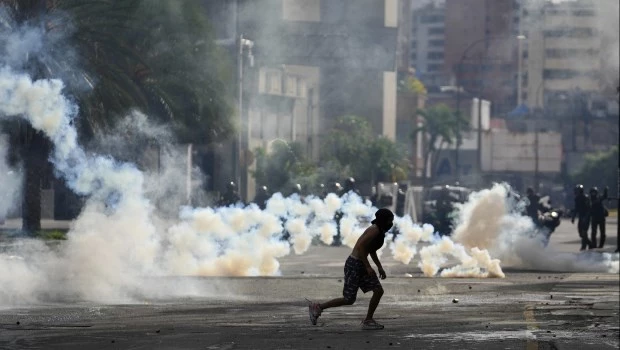 Violentos enfrentamientos entre policías y manifestantes en las calles de Caracas