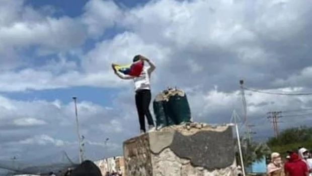 Venezolanos derriban estatuas de Chávez en protestas