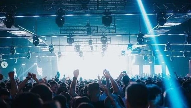 Detuvieron a los dueños de una productora de fiestas electrónicas por la muerte de una mujer