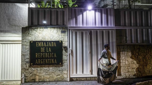 Seis opositores se encuentran refugiados en la residencia oficial de la Embajada Argentina en Caracas desde el 26 de marzo.