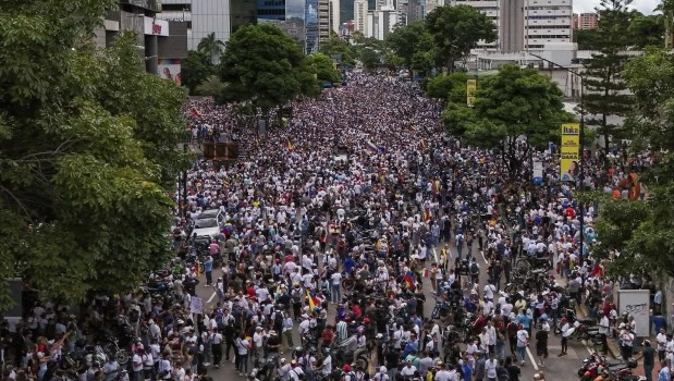 Miles de venezolanos convocados por la oposición se movilizaron en Caracas