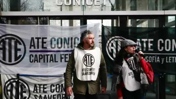 Protesta y concentración de trabajadores del CONICET en el Polo Científico por la crisis presupuestaria