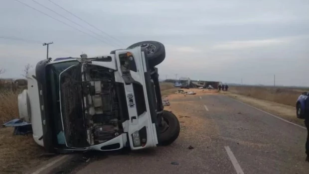 Un triple choque de camiones en Córdoba dejó un muerto y un herido grave 