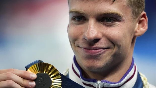 Marchand inscribe su nombre en la historia grande de los Juegos al sumar su tercera medalla dorada