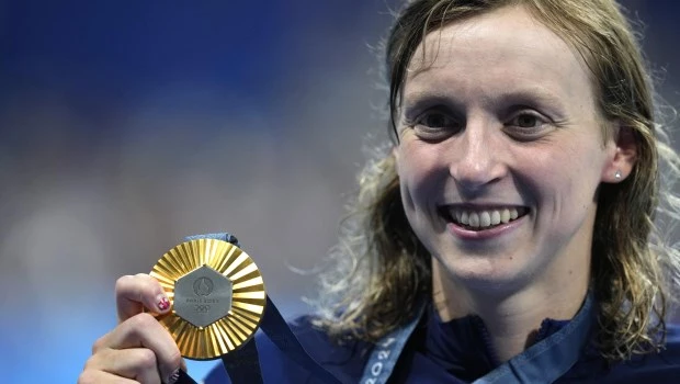 Ledecky, con récord olímpico, iguala a su compatriota Jenny Thompson como la nadadora con más oros