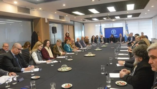 Con Pettovello y Sturzenegger y sin la CGT, comenzó el diálogo social del Gobierno enfocado en la reglamentación de Ley Bases 