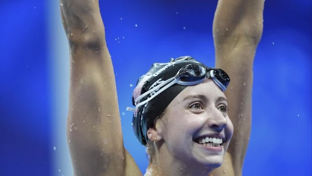 La estadounidense Kate Douglass logra subir a lo más alto del podio en los 200 pecho