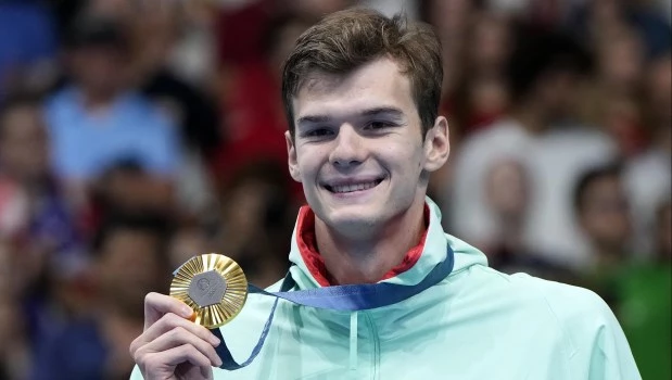 El húngaro Hubert Kos se adueño del oro en los 200 espalda