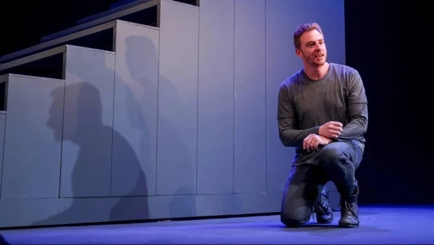 En España “se entiende que el teatro es un oficio y que el arte es algo fundamental”, explica el actor y dramaturgo.