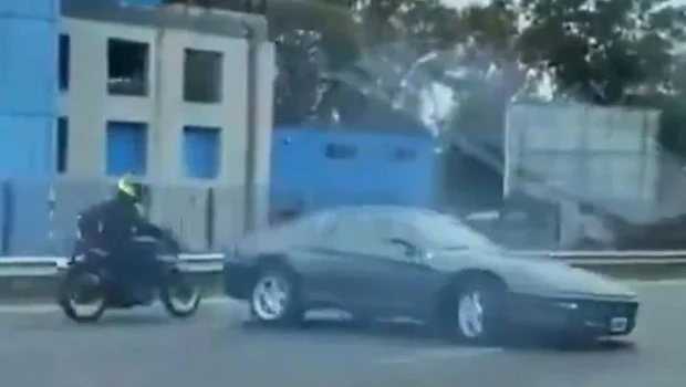 El conductor de una Ferrari hizo un trompo en la autopista Lugones y casi provoca una tragedia