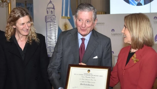 Escribano durante el homenaje que se le realizó en la Legislatura porteña en reconocimiento a su invaluable aporte al periodismo. Foto: GUSTAVO CARABAJAL