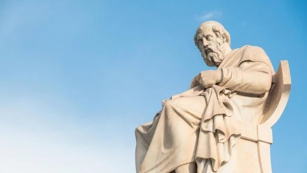 Una escultura de Platón frente a la sede de la Academia de Atenas.