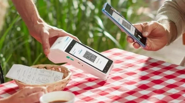 El pago de propinas con QR no estará gravado por el impuesto al cheque