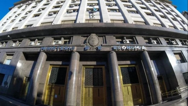 Por pagos de deuda y mayores gastos, en julio volvió el déficit financiero pero fue menor al esperado