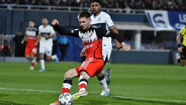 River no aguantó la diferencia y terminó igualando con Gimnasia en el Bosque