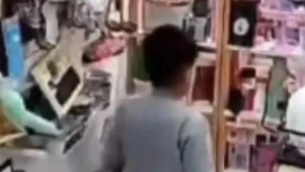 Ingresaron a robar a un comercio y un niño los atacó con una escoba