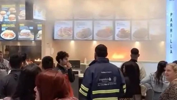 Se incendió un local de comidas en Unicenter en pleno Día de la Niñez