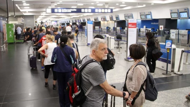 Comienzan a normalizarse los vuelos en Aeroparque tras las asambleas de gremios aeronáuticos