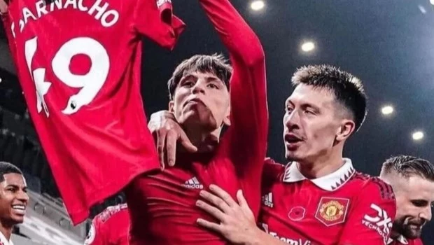 Lisandro Martínez aseguró que Garnacho "va a tener que trabajar mucho" para ganarse un lugar en la Selección