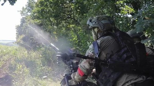 Un ataque aéreo ruso contra un centro industrial ucraniano obliga a la población a permanecer en sus casas