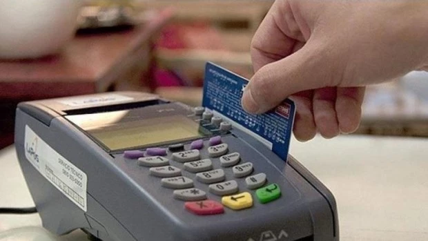 Para promover el pago con tarjetas de crédito, se eliminan retenciones impositivas a los comercios