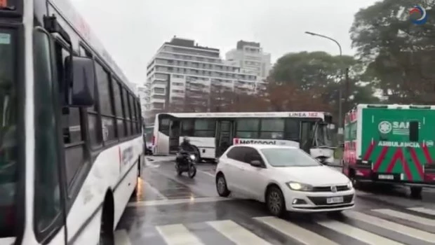 Al menos seis heridos en un choque de colectivos en Villa Luro 