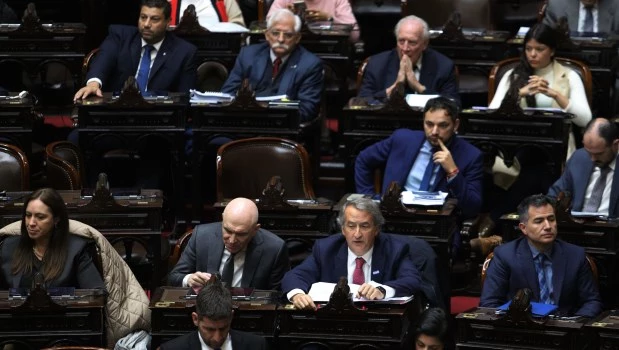 Gritos, denuncia de violencia de género y amenazas de expulsión hicieron estallar una crisis en el bloque de La Libertad Avanza