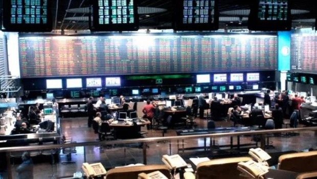 Jornada negativa para los mercados: cayeron las acciones y bonos y sube el riesgo país